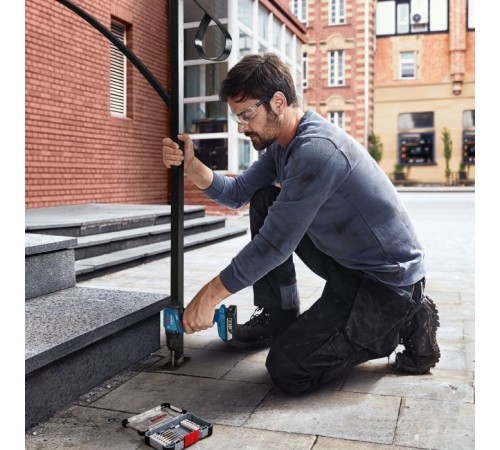 Шуруповерт Bosch GSR 185-LI, 2х2.0 Ah, ЗП GAL 18V-20, кейс (0.601.9K3.000) Шуруповерт Bosch GSR 185-LI, 2х2.0 Ah, ЗП GAL 18V-20, кейс (0.601.9K3.000)