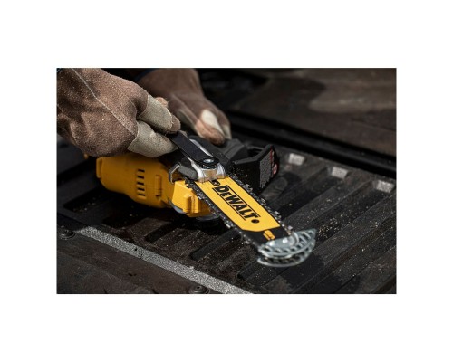 Цепная пила DeWALT мини, 18 XR Li-ion 5Ah, бесщеточная, шина 20 см (DCMPS520P1) Цепная пила DeWALT мини, 18 XR Li-ion 5Ah, бесщеточная, шина 20 см (DCMPS520P1)